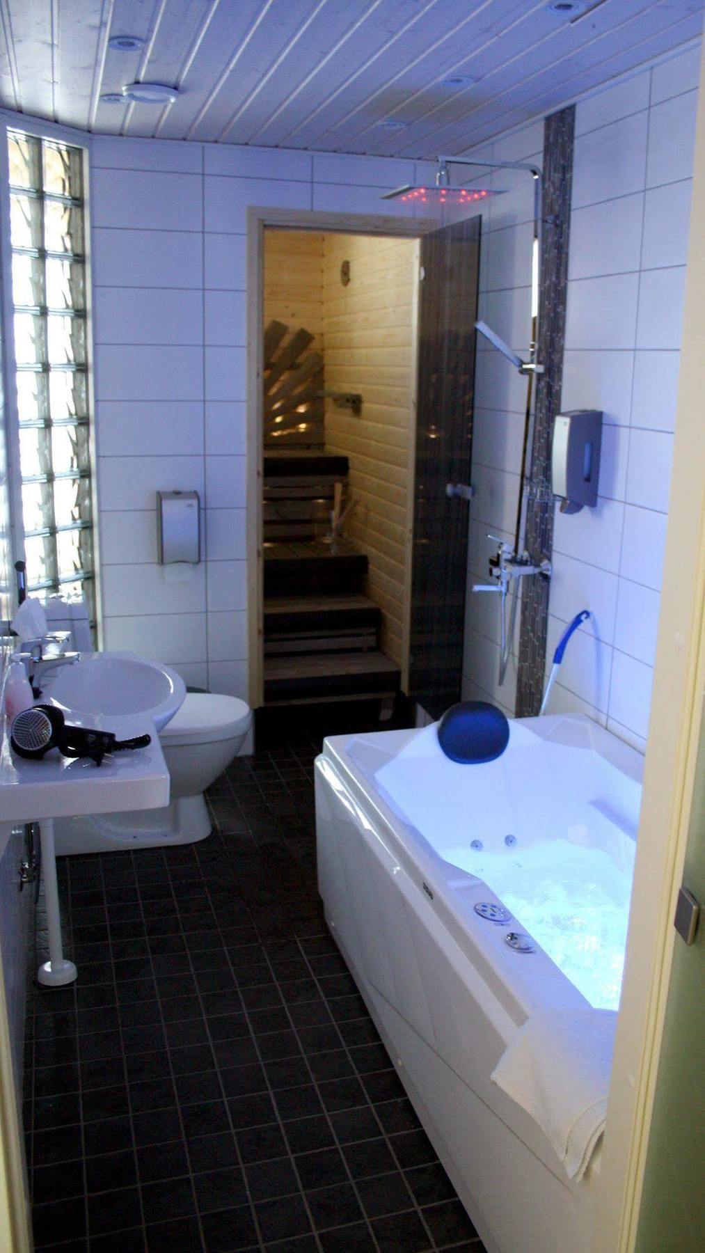 Samantta Hotel & Restaurant Haukipudas Dış mekan fotoğraf